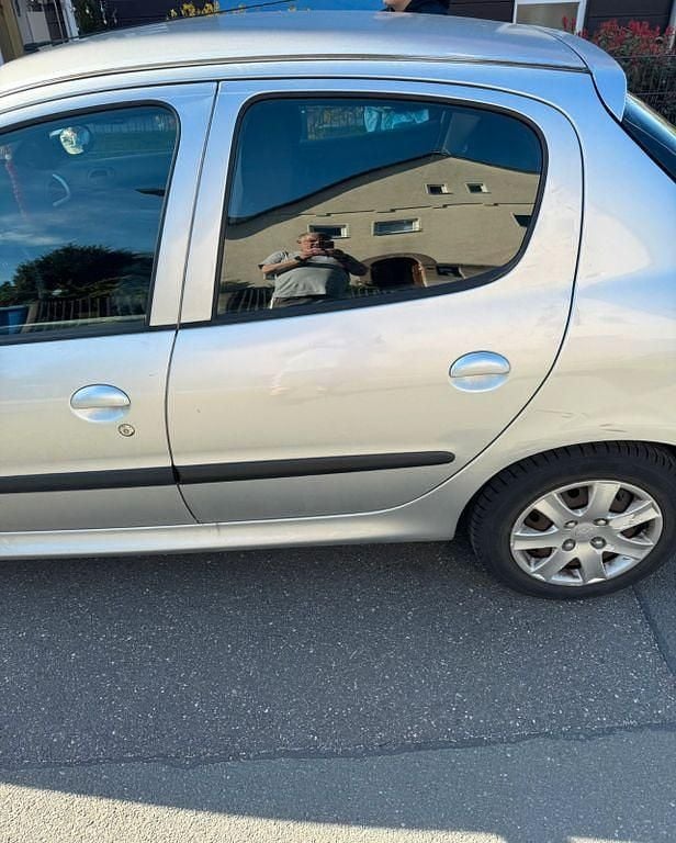 Gebraucht Peugeot 206 75 PS (55 kW) 2010 Silber Limousine