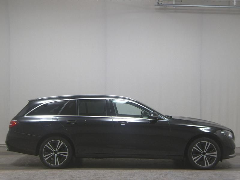 Schwarz Gebraucht 2021 Mercedes E220 Avantgarde | 25.680 € (Superpreis) - Bild 1/4