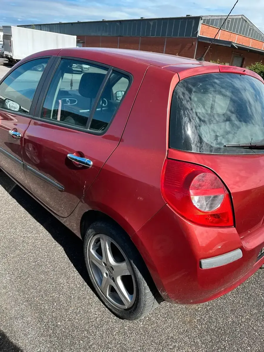Gebraucht Renault Clio 75 PS (55 kW) 2006 Andere farben Kleinwagen