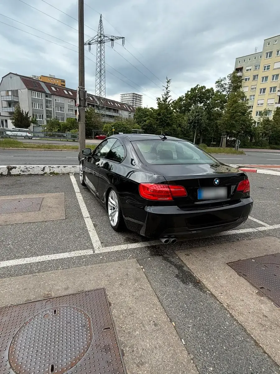 Gebraucht BMW 330 245 PS (180 kW) 2011 Schwarz Coupé