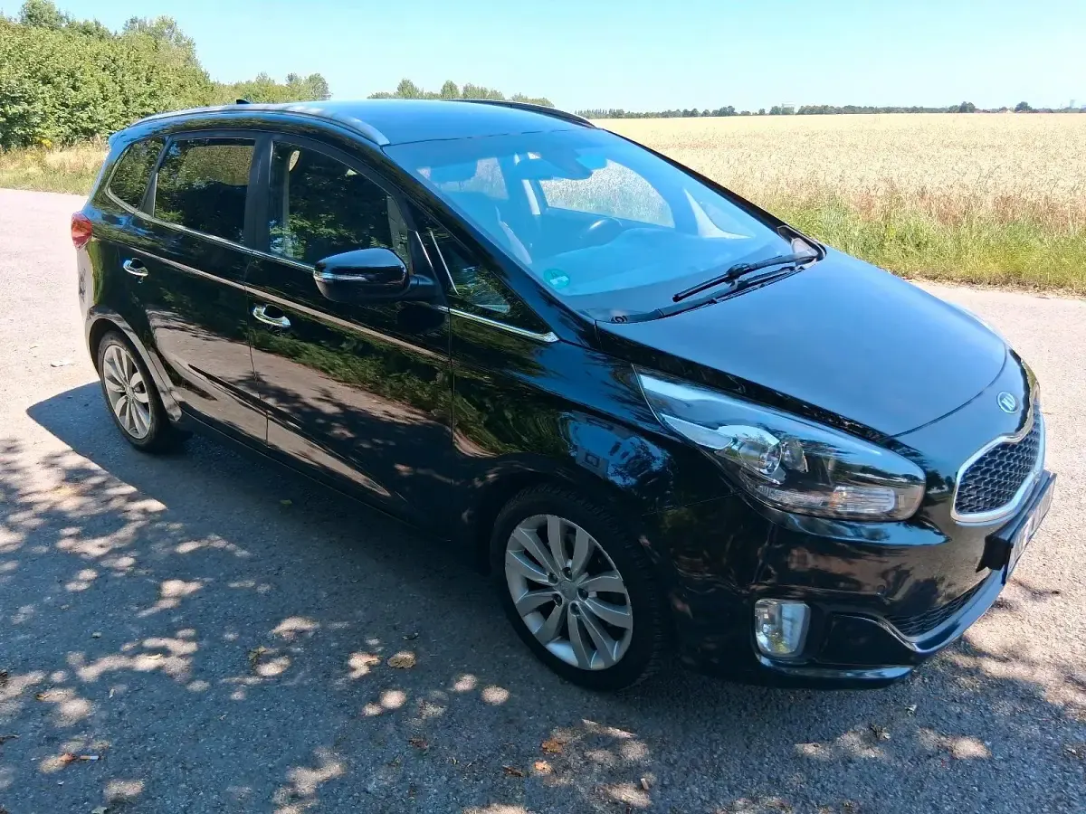 Gebraucht Kia Carens 140 PS (102 kW) 2016 Schwarz Van / Kleinbus