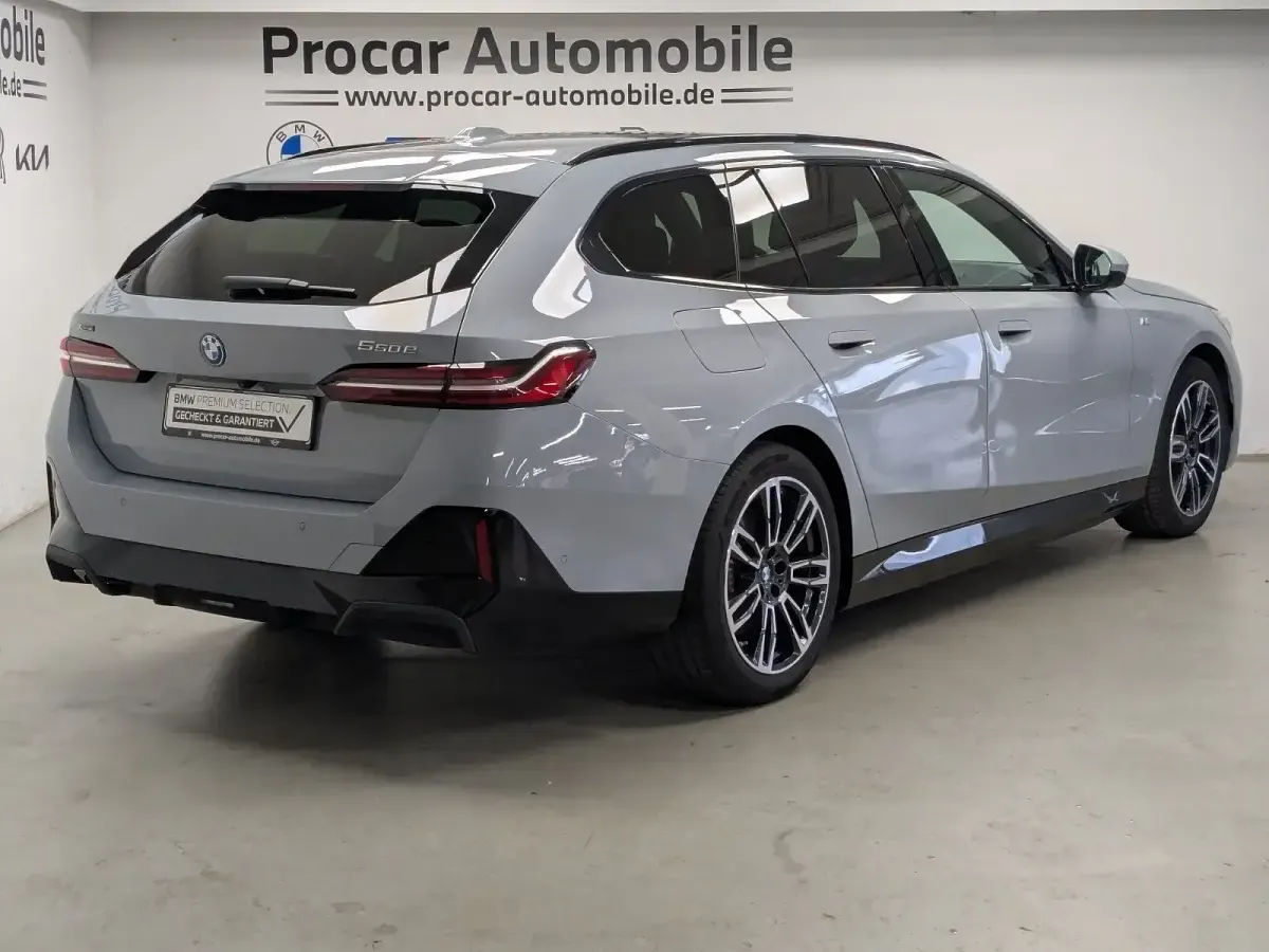 Gebraucht BMW 550e M Sport 489 PS (359 kW) 2025 Grau Kombi