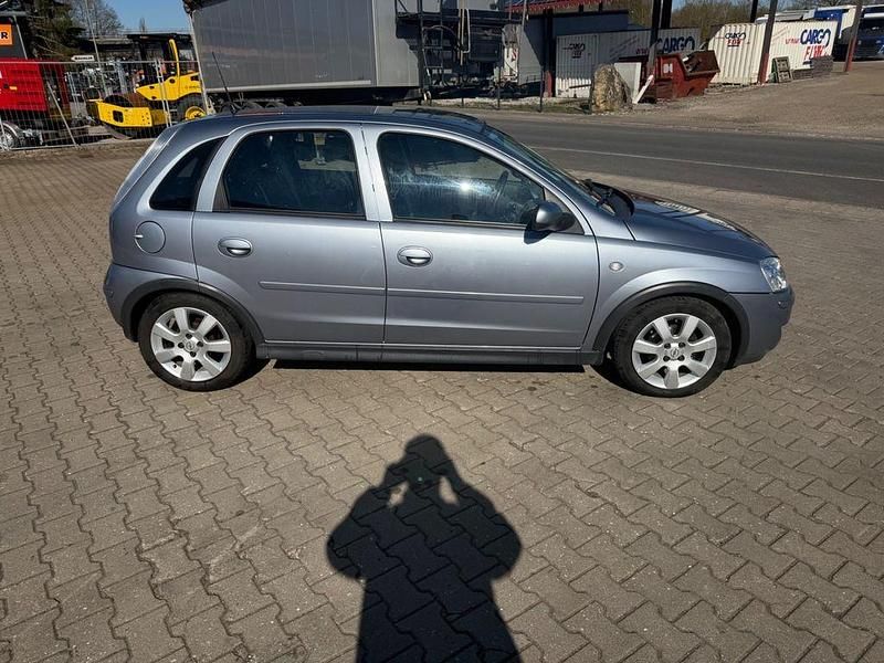 Second-hand Opel Corsa Cosmo 80 CP (58 kW) 2005 Argintiu Hatchback