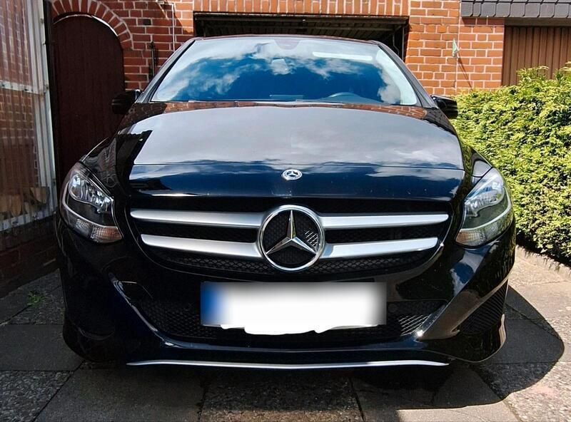 Schwarz Gebraucht 2017 Mercedes 180 Limousine | 9.400 € (Guter Preis) - Bild 1/4