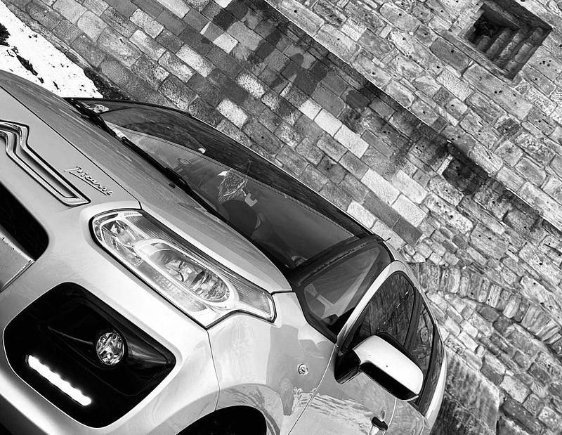 Grau Gebraucht 2013 Citroën C3 Picasso Tendance Van / Kleinbus | 4.401 € (Guter Preis) - Bild 1/4