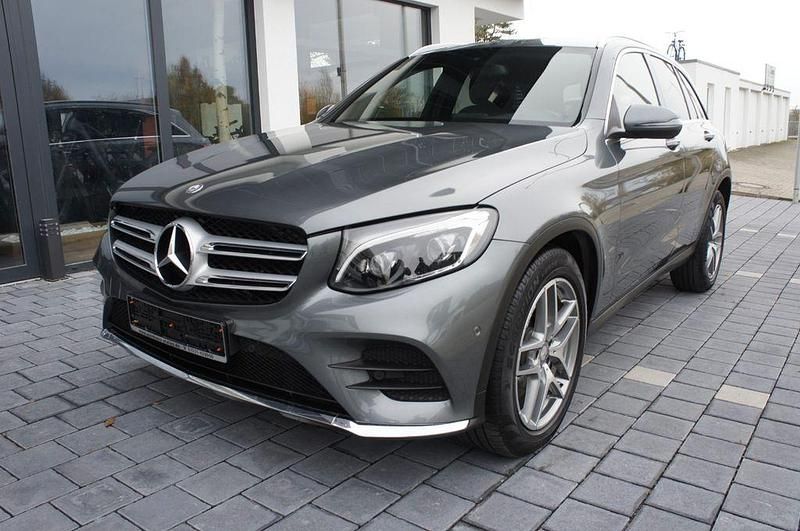 Grau Gebraucht 2016 Mercedes GLC220 AMG line SUV | 22.900 € (Etwas zu teuer) - Bild 1/4