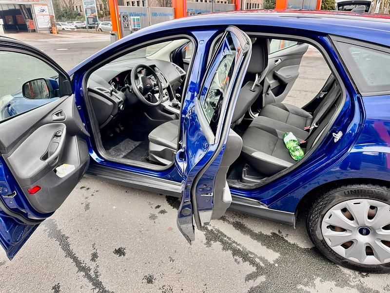 Gebraucht Ford Focus 95 PS (69 kW) 2014 Blau Limousine