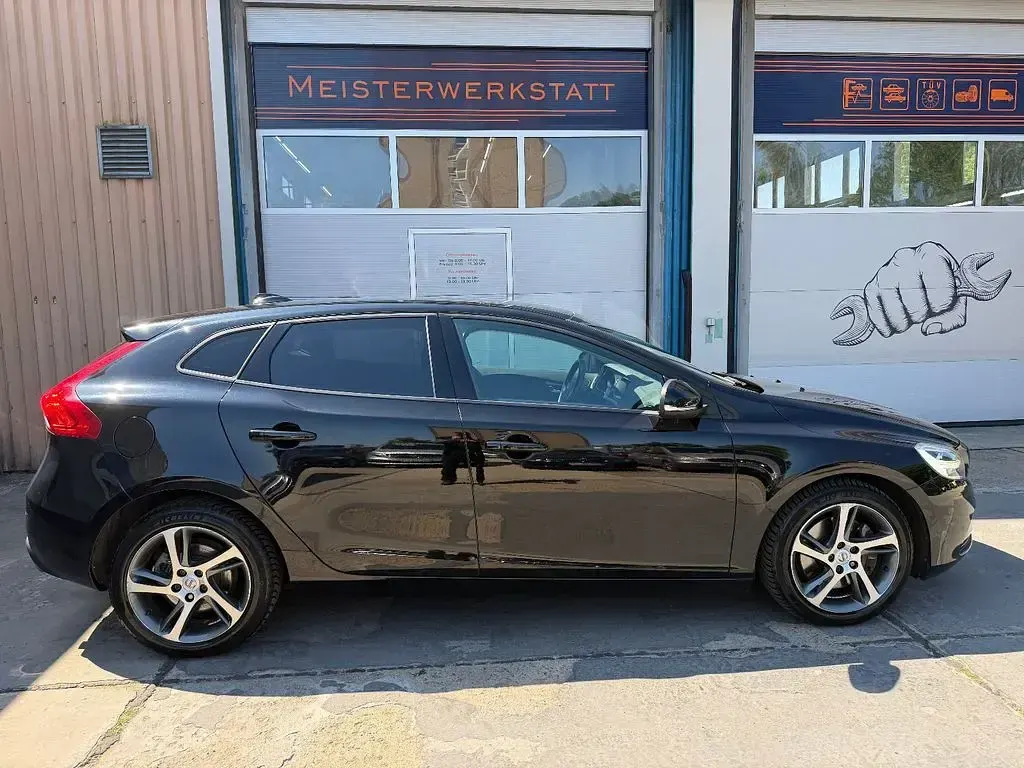 Gebraucht Volvo V40 Momentum 120 PS (88 kW) 2018 Schwarz Limousine