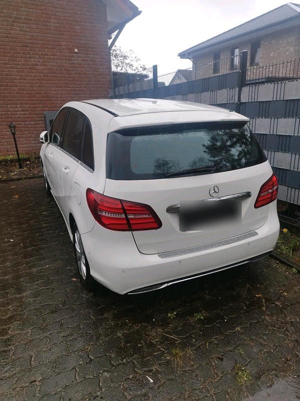 Gebraucht Mercedes B180 122 PS (89 kW) 2015 Weiß Van / Kleinbus