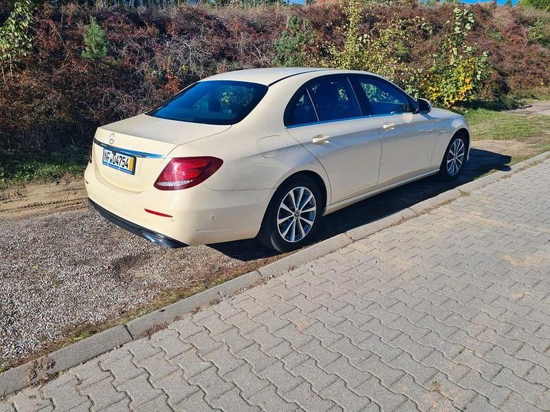 Gebraucht Mercedes E200 160 PS (117 kW) 2019 Gelb Limousine