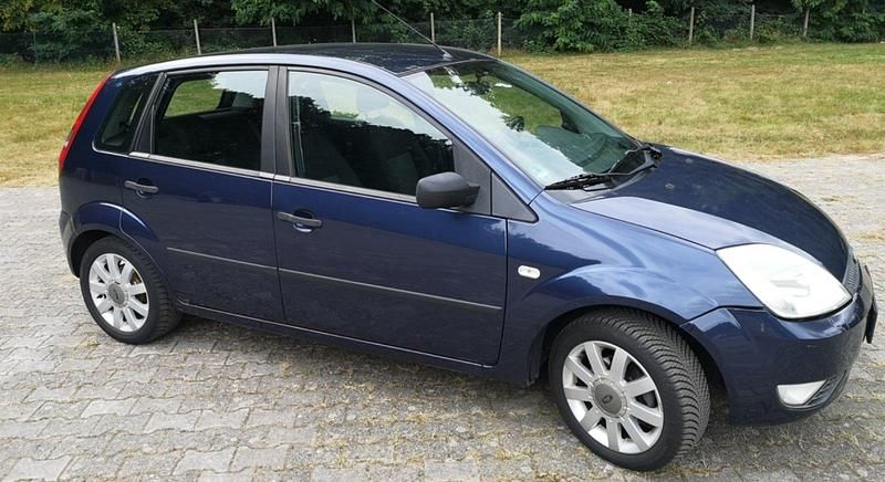 Gebraucht Ford Fiesta Ambiente 69 PS (50 kW) 2004 Blau Kleinwagen