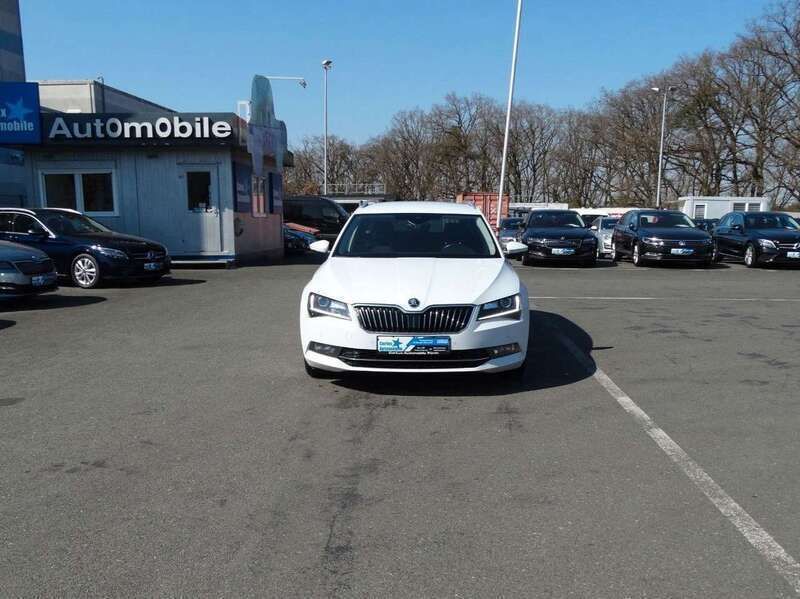 Moonweiss metallic Gebraucht 2019 Skoda Superb Style Kombi | 14.650 € (Fairer Preis) - Bild 1/4