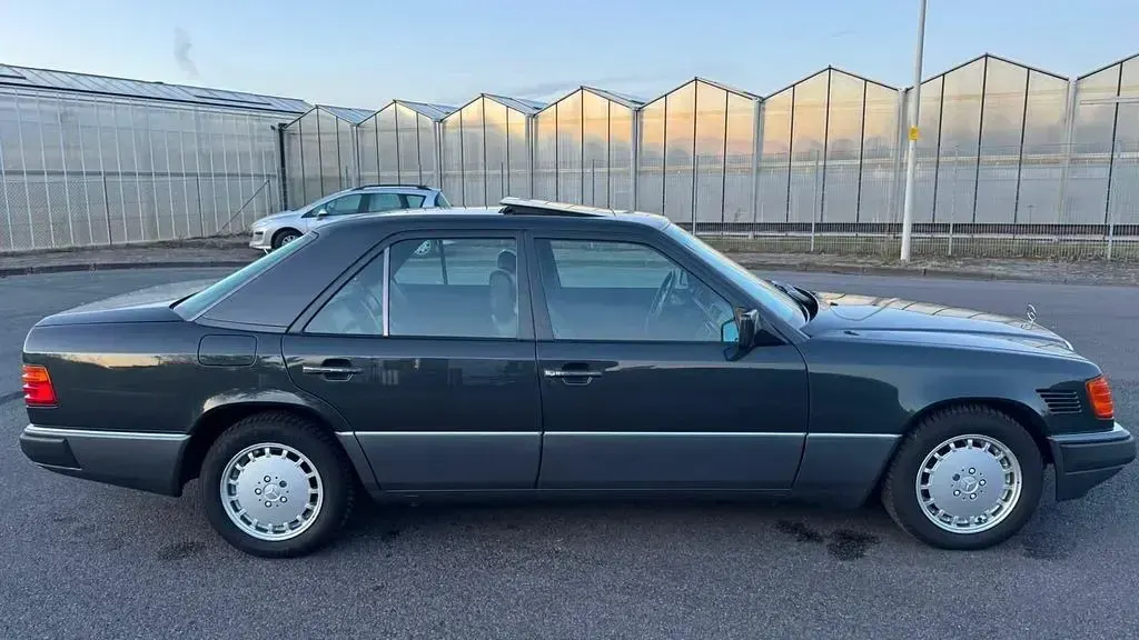 Gebraucht Mercedes 300 Sportline 147 PS (108 kW) 1990 Schwarz Limousine