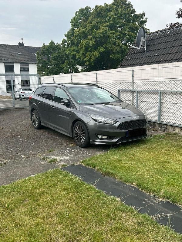 Grau Gebraucht 2018 Ford Focus ST-Line Kombi | 12.700 € (Superpreis) - Bild 1/4