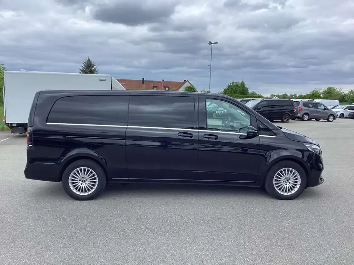 Gebraucht Mercedes V300 Avantgarde 237 PS (174 kW) 2025 Obsidianschwarz metallic Van / Kleinbus