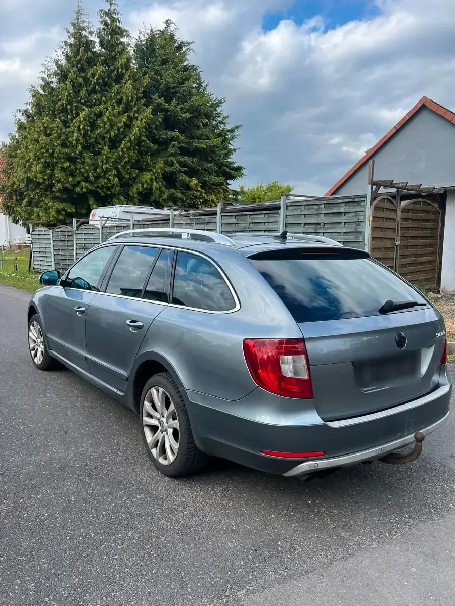Gebraucht Skoda Superb 140 PS (102 kW) 2013 Grau Kombi