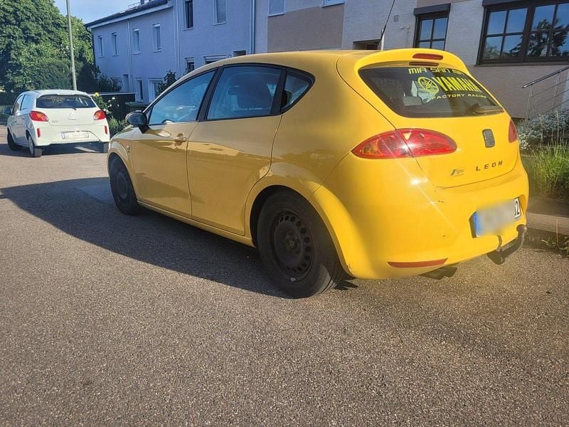 Gelb Gebraucht 2007 Seat Leon Limousine | 1.100 € - Bild 1/4
