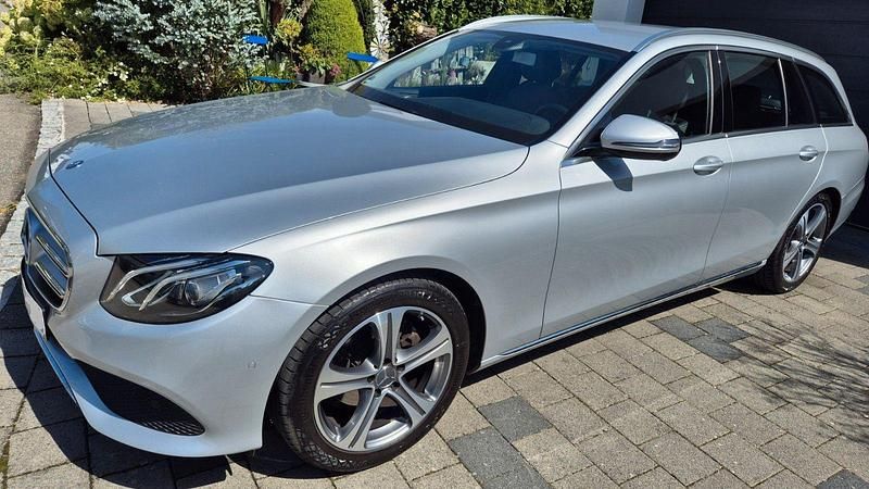 Silber Gebraucht 2016 Mercedes E220 Avantgarde Kombi | 20.990 € (Fairer Preis) - Bild 1/4