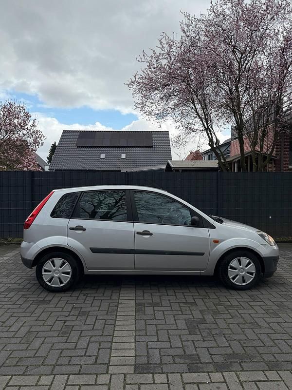 Gebraucht Ford Fiesta 69 PS (50 kW) 2007 Grau Kleinwagen