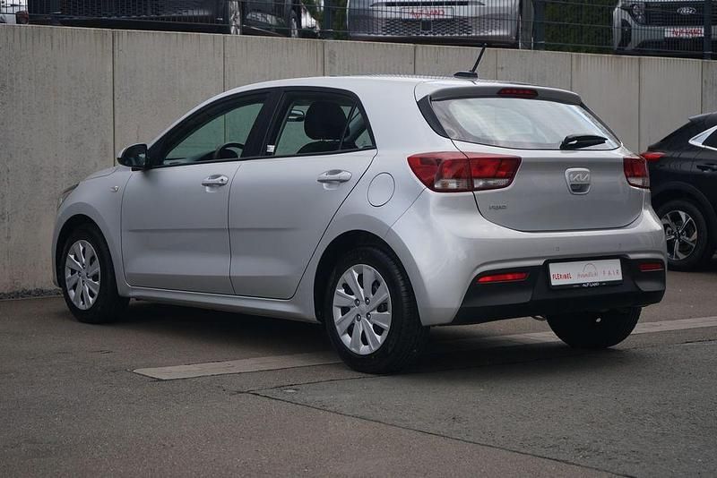 Second-hand Kia Rio 84 CP (61 kW) 2021 Argintiu Berlinǎ