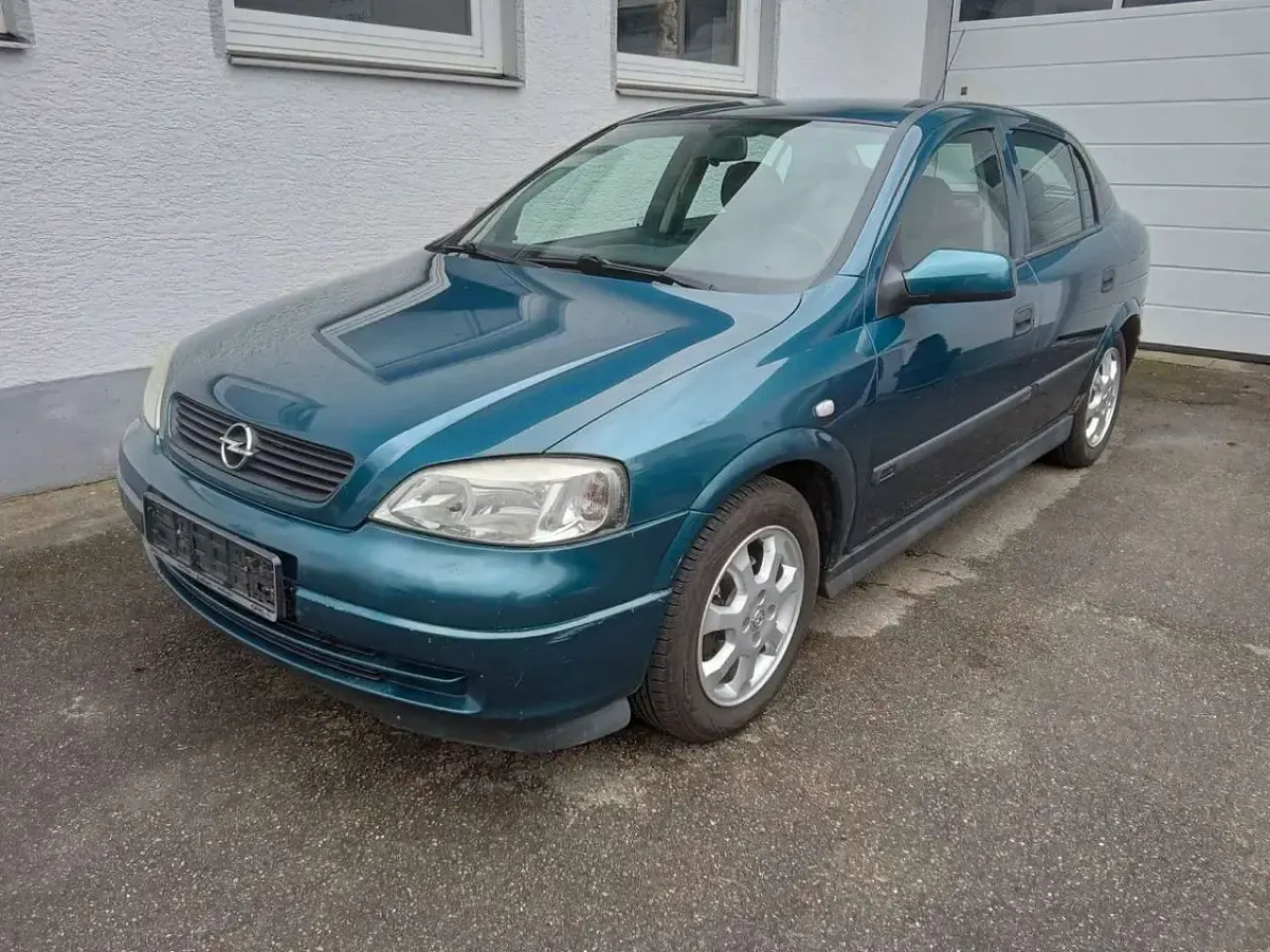 Używany Opel Astra Selection 84 KM (61 kW) 2001 Niebieski Sedan/Limuzyna