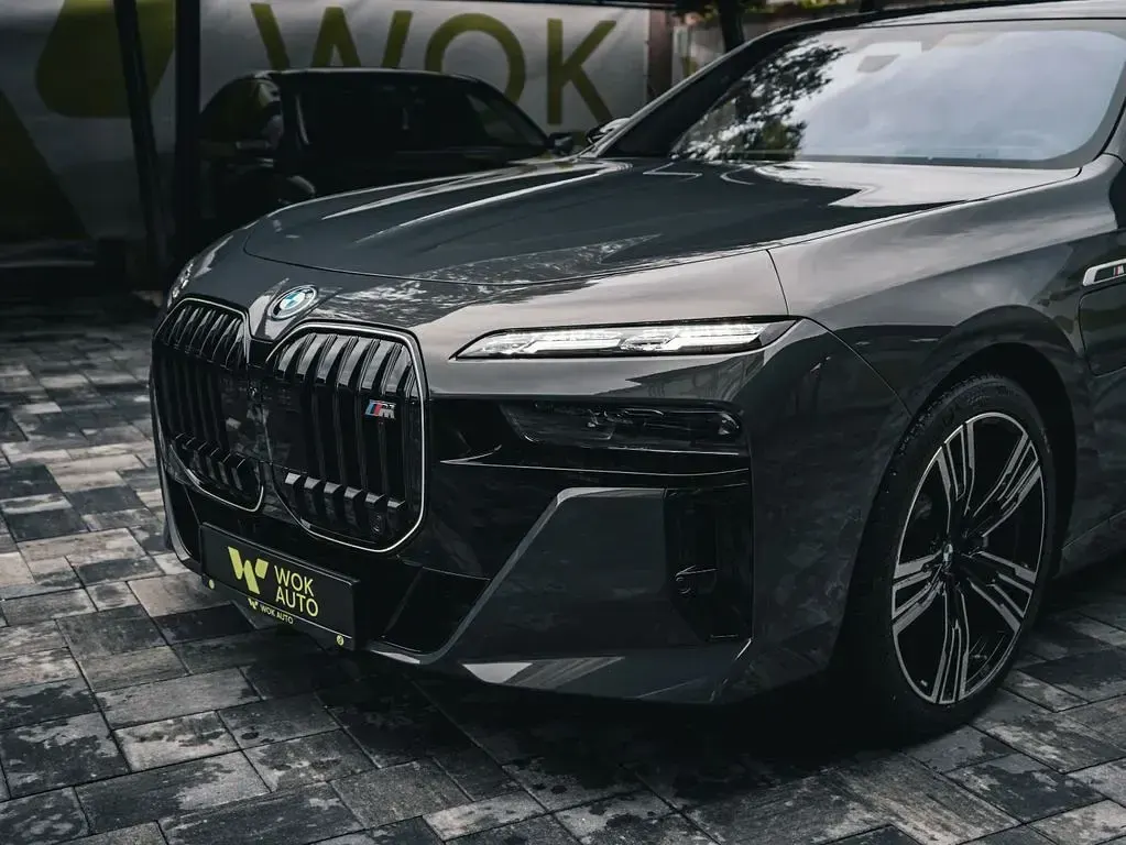 Gebraucht BMW M760e Sport Line 381 PS (280 kW) 2025 Grau Limousine