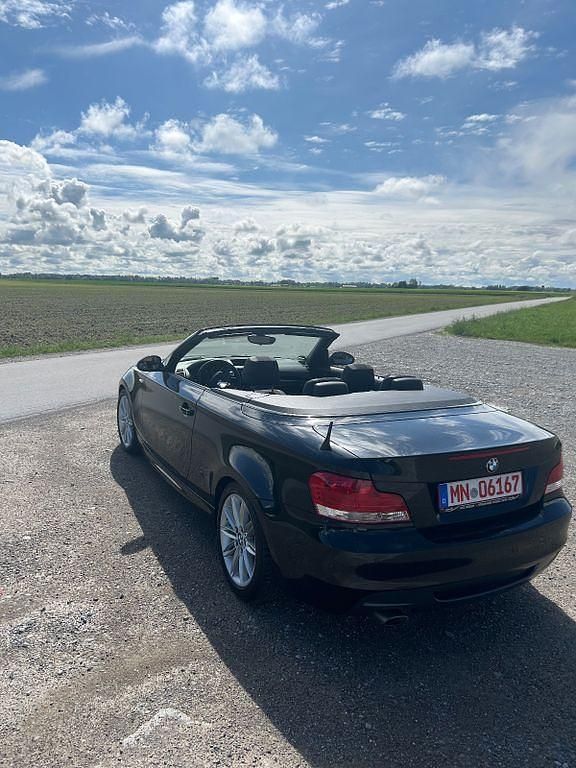 Schwarz Gebraucht 2009 BMW 118 Cabriolet Sport Line Cabrio | 8.999 € (Fairer Preis) - Bild 1/4