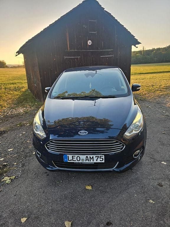 Blau Gebraucht 2016 Ford S-MAX Titanium Van / Kleinbus | 9.999 € (Etwas zu teuer) - Bild 1/4