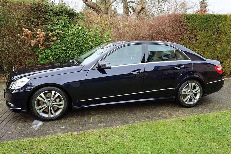 Blau Gebraucht 2009 Mercedes E500 Elegance Limousine | 18.995 € (Etwas zu teuer) - Bild 1/4