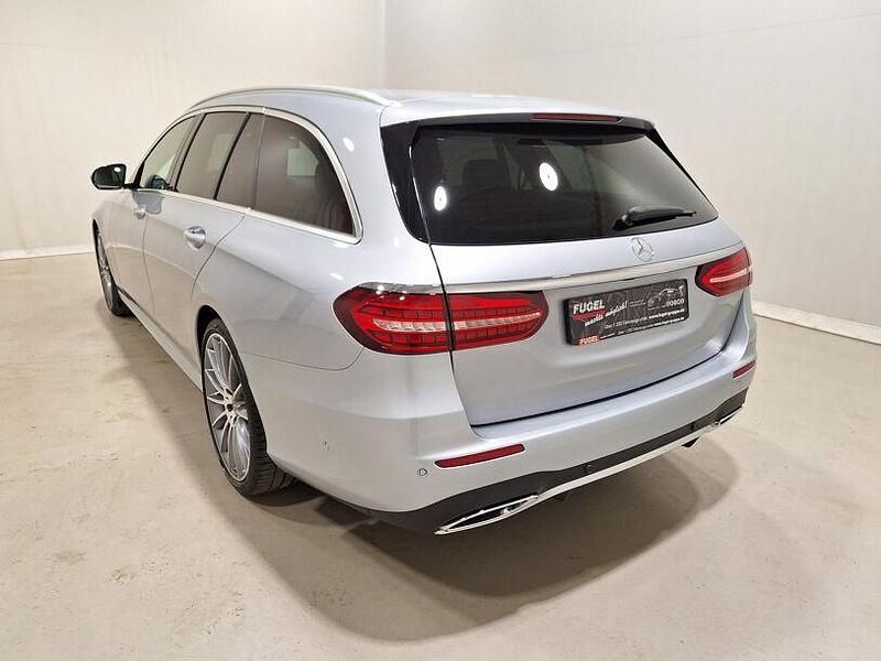 Gebraucht Mercedes E220 AMG line 200 PS (147 kW) 2023 Silber Kombi