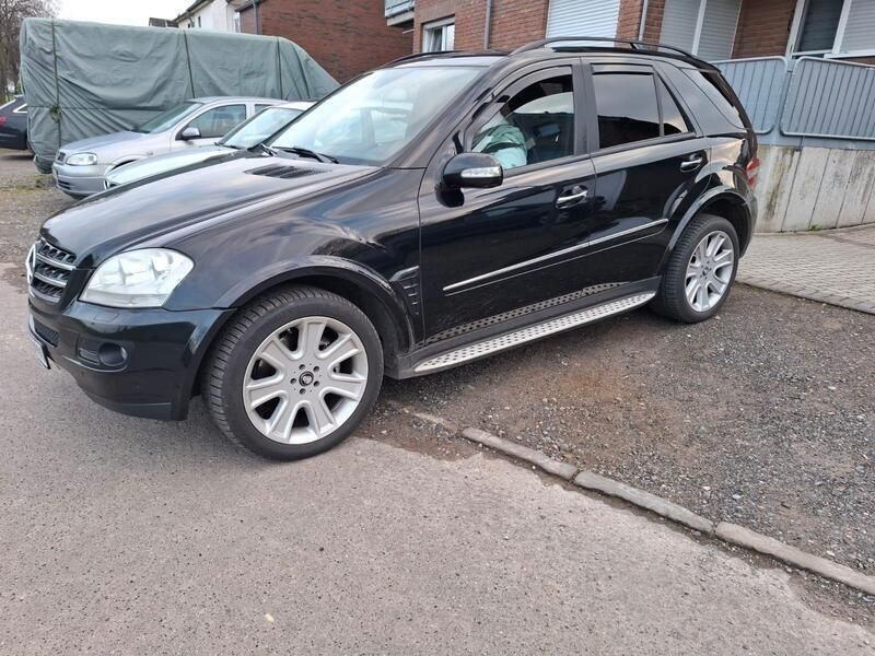 Schwarz Gebraucht 2006 Mercedes ML500 SUV | 11.899 € - Bild 1/4