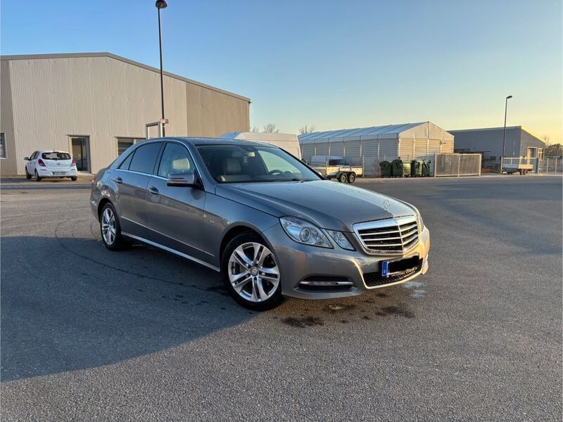 Grau Gebraucht 2011 Mercedes E220 Avantgarde Limousine | 10.700 € (Superpreis) - Bild 1/4