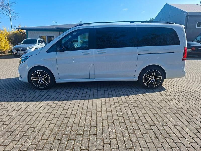 Gebraucht Mercedes V300 237 PS (174 kW) 2023 Weiß Van / Kleinbus