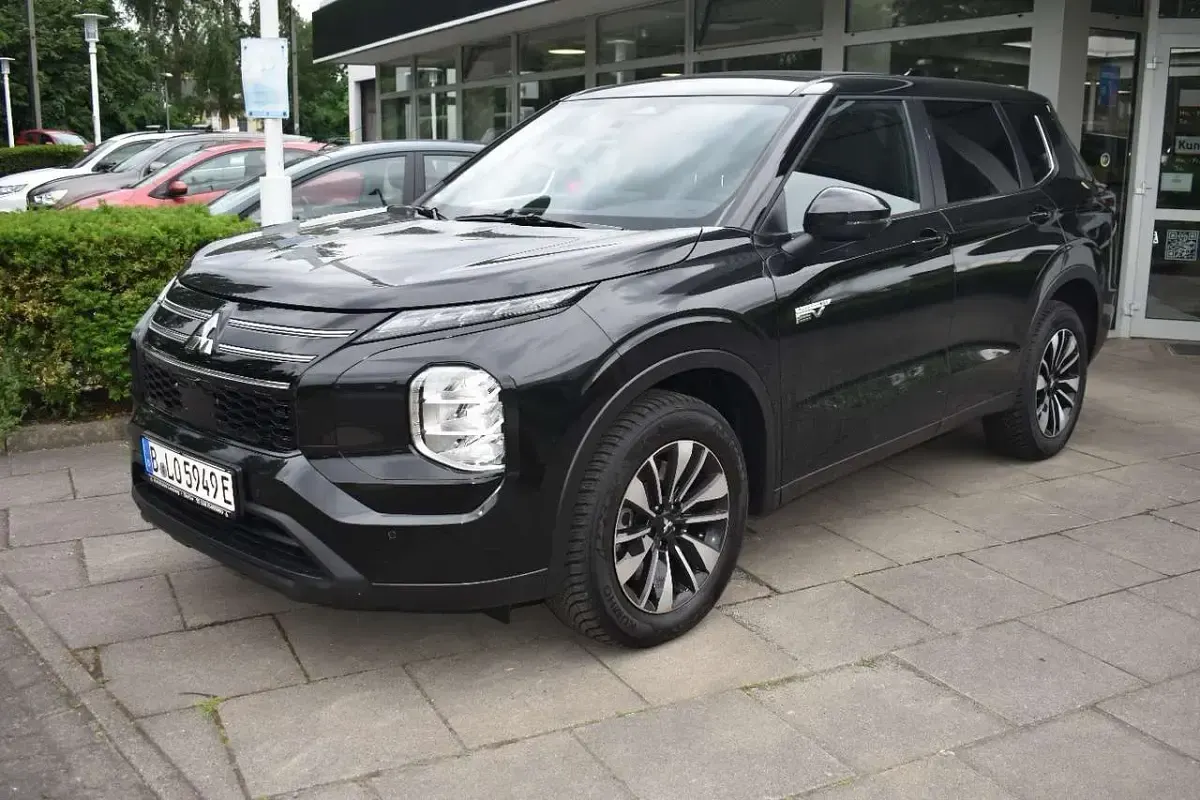 Gebraucht Mitsubishi Outlander P-HEV 306 PS (225 kW) 2025 Kristallschwarz SUV