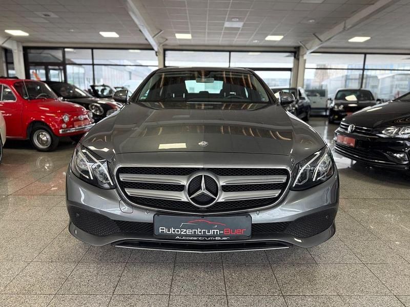 Grau Gebraucht 2016 Mercedes E200 Limousine | 22.990 € (Fairer Preis) - Bild 1/4