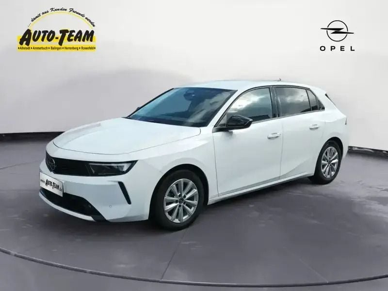 Weiß Gebraucht 2023 Opel Astra Enjoy Limousine | 18.970 € (Guter Preis) - Bild 1/4