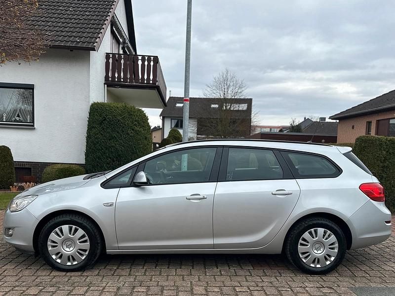 Gebraucht Opel Astra 101 PS (74 kW) 2011 Silber Kombi