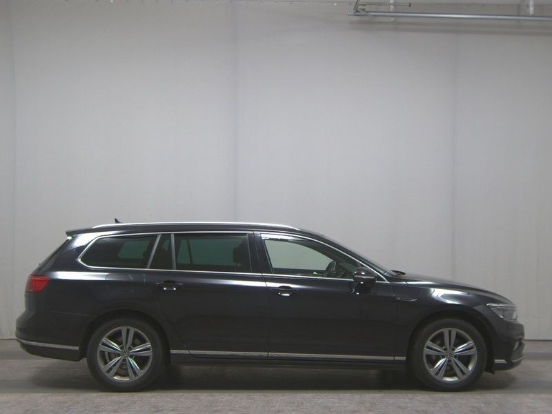 Schwarz Gebraucht 2021 VW Passat R-line Kombi | 17.990 € (Etwas zu teuer) - Bild 1/4
