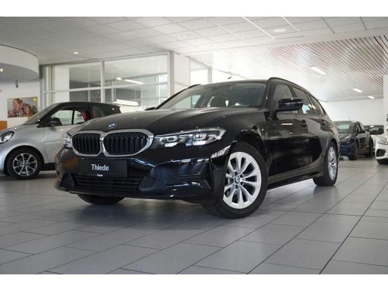 Gebraucht BMW 318 Advantage 150 PS (110 kW) 2022 Schwarz ii/bonnet fluid black Kombi