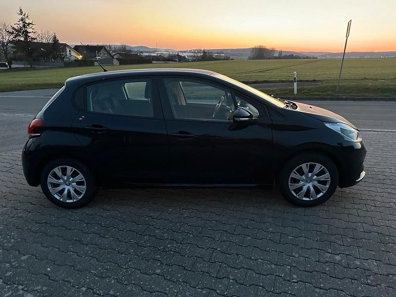 Gebraucht Peugeot 208 82 PS (60 kW) 2017 Blau Kleinwagen