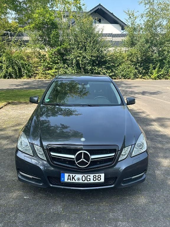 Grau Gebraucht 2010 Mercedes E300 Limousine | 9.000 € (Fairer Preis) - Bild 1/4