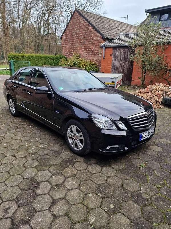 Schwarz Gebraucht 2010 Mercedes E200 Avantgarde Limousine | 9.900 € (Fairer Preis) - Bild 1/4