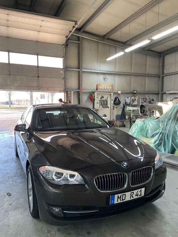 Braun Gebraucht 2011 BMW 523 Limousine | 7.500 € (Superpreis) - Bild 1/4