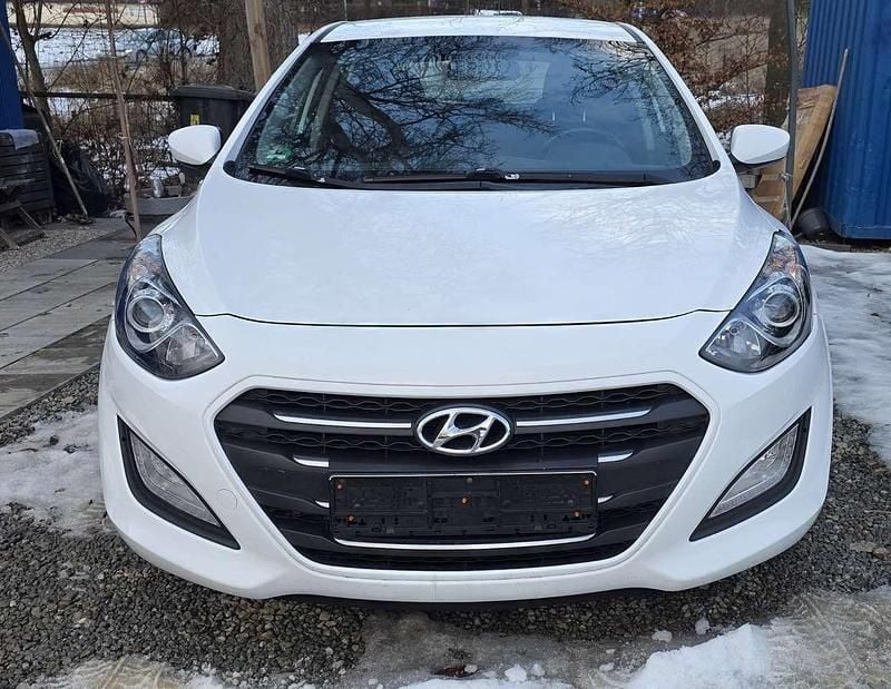 Weiß Gebraucht 2016 Hyundai i30 Style Limousine | 6.500 € (Guter Preis) - Bild 1/4