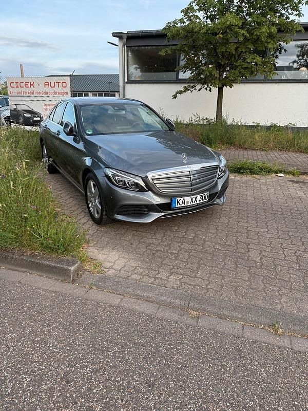 Grau Gebraucht 2016 Mercedes C300 Limousine | 28.000 € (Etwas zu teuer) - Bild 1/4