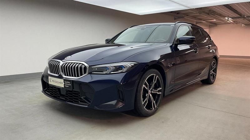 Gebraucht BMW 330e Efficient Dynamics 292 PS (214 kW) 2022 Bmw individual tansanitblau met Kombi