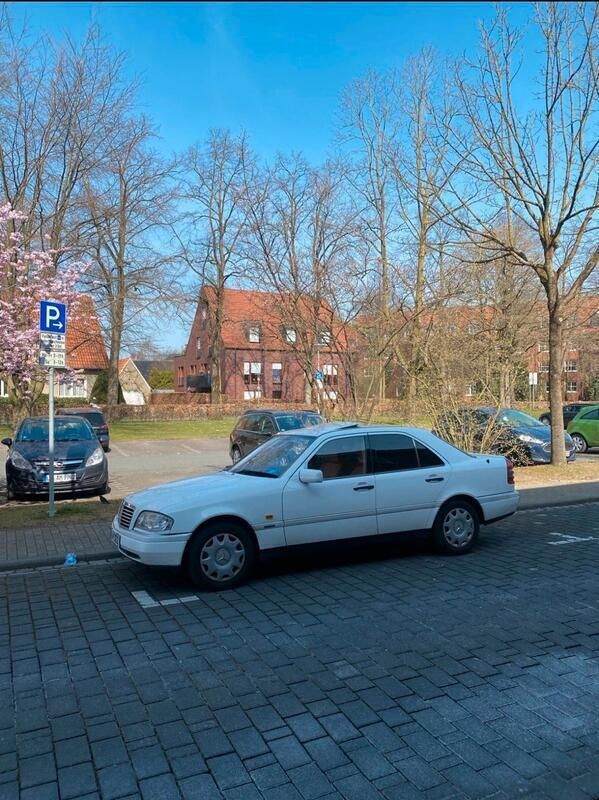 Weiß Gebraucht 1995 Mercedes C180 Elegance Limousine | 2.400 € - Bild 1/4