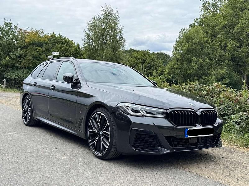 Grau Gebraucht 2024 BMW 520 Luxury Line Kombi | 50.000 € (Teuer) - Bild 1/4