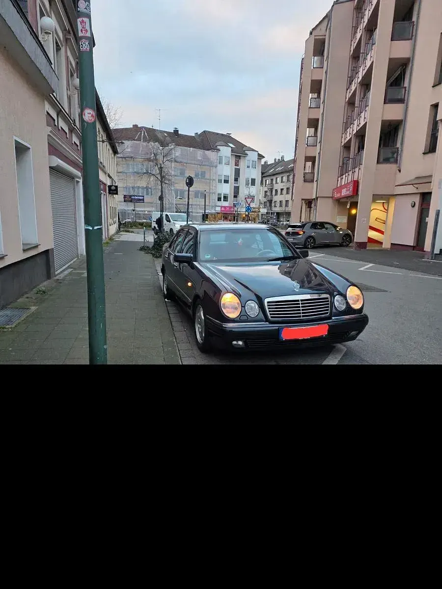 Gebraucht Mercedes E230 Avantgarde 150 PS (110 kW) 1997 Schwarz Limousine