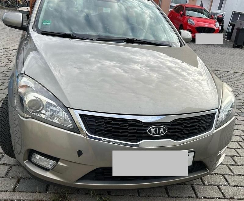 Grau Gebraucht 2011 Kia Ceed Limousine | 2.500 € (Superpreis) - Bild 1/4